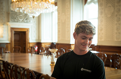 20-årige Tinus Behrendt er halvvejs gennem sin læretid som bygningsmaler, som han er færdig med i 2020. Han har hele sin barndom været med både sin far og farfar på værkstedet - og siger selv, at han har linolie i blodet.