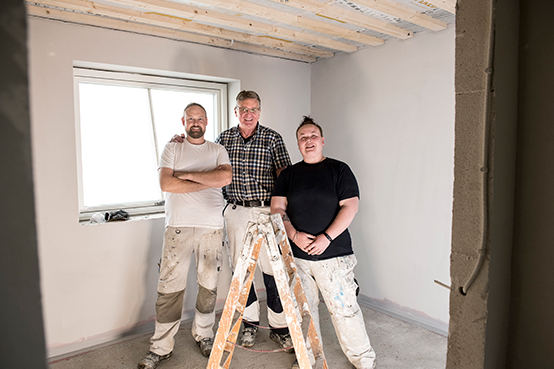 Her er malermester Arne Kristensen samme med sit team, eleven Mette Nielsen og malersvend Jesper Kühntopp.