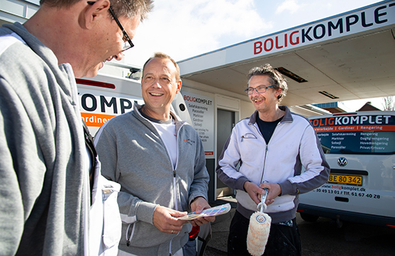 Malermester Henrik Nielsen, i midten, er glad for, at han ikke nåede at underskrive en kontrakt med en elev, som så senere sprang fra. Nu er han fortsat på jagt efter sin første lærling. Han er flankeret af malersvend Erik Grandal, til venstre, og værkstedsmand Stig Licke.