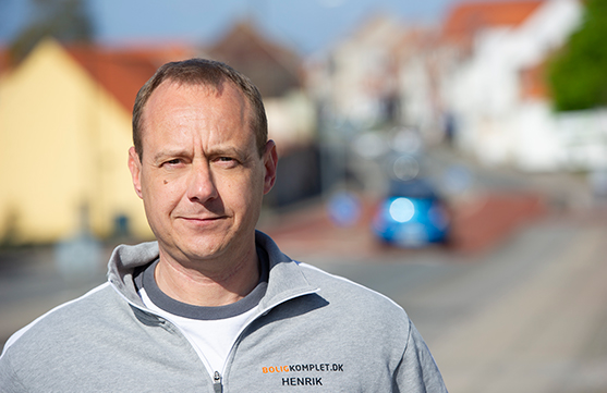 Malermester Henrik Nielsen går meget op i kvalitet til kunderne. Det vil han derfor lære den nye kommende elev. På den måde kommer eleven også til at føle, at han eller hun giver værdi til virksomheden.