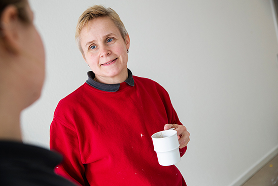Malermester Lenka Knudsen (i rød trøje), Malerforretning Lenka Knudsen ApS i Horsens, har overtaget den 40 år gamle virksomhed fra forældrene i et glidende generationsskifte – og overtog det sidste i 2009. Hun startede i virksomheden som elev efter studentereksamen i 1991, og har fire ansatte. To svende og to elever – alle af hunkøn – og firmaet har både private kunder og kunder indenfor det professionelle segment som liberale erhverv, andelsboligforeninger og kommuner.