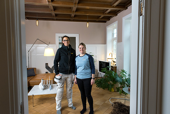 Malermester Stine Kaad (th.) fra Kaad's Malerservice i Nørresundby ved Aalborg blev selvstændig efter en sygemelding og har til september været selvstændig i fem år. Hun har tre ansat på lønningslisten– og er nået frem til, at hun helst vil have kvinder ansat. Hendes oplevelse er, at de er dygtigere end mænd. Her står hun sammen med malersvend Line Grove, der udførte malerarbejdet i Hasseris-villaen i Aalborg, der vandt ’Prisen for godt malearbejde’ i 2017. Kaad's Malerservice udfører både malearbejde for private og erhvervslivet.