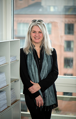 Tutter Blume agerer djævelsens advokat  og realitetssikrer de forslag, som parterne kommer med.