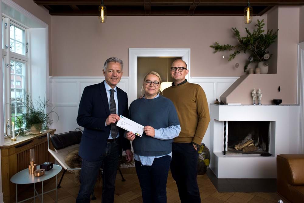 Direktør Ole Draborg overrækker prisen til familien Panduro i Aalborg. Foto: Michael Rasmussen/Baghuset