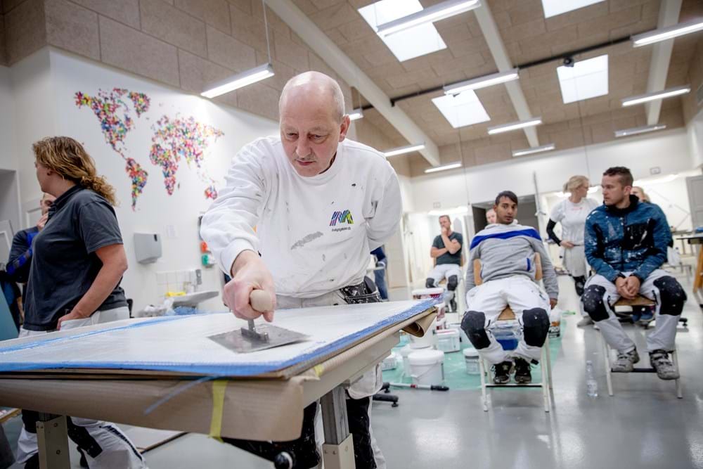 Kursisterne blev undervist i rullespartel, aquafilt, kabestone og micro-cement. Her er koncentreret Lars Holm i sving på UCH. Foto Brian Rasmussen