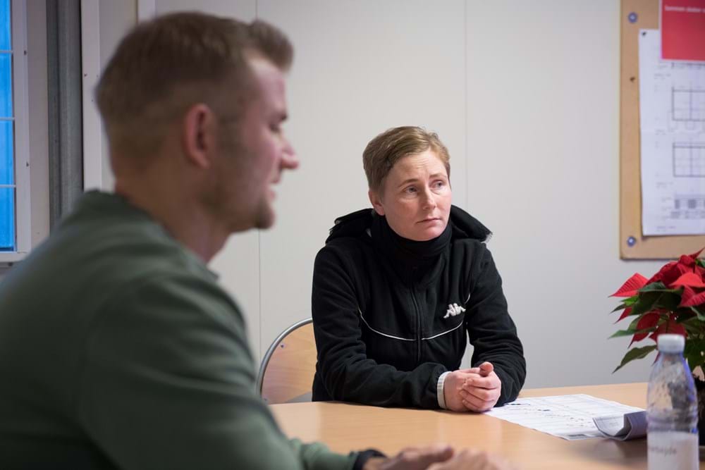 Malersvend Anja Christiansen har gået på byggepladsen ved Tjur- og Tejstgården i halvandet år – og skal gå der lidt over et halvt år endnu. Udover, at hun kender de øvrige håndværkere godt, har hun også mødt mange hundrede af beboerne, som er hjemme, mens hun udfører sit arbejde. Foto: Søren Hytting