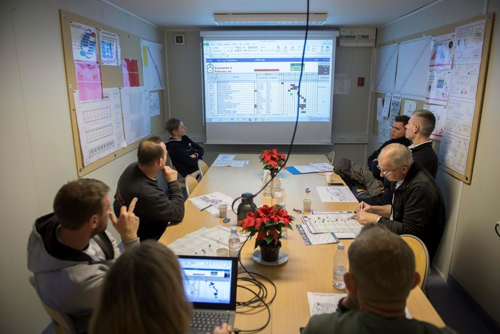 Til planlægningsmødet i uge 48 var det kun VVS-folkene, der ikke var repræsenteret. Maler, murer, stilladsarbejder, tømrer, nedrivningsfolk, elektrikeren og byggeleder og byggelederassistenten var på plads i skurvognen. Foto Søren Hytting.