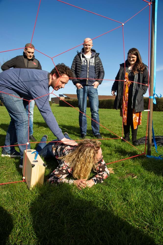 Her er holdet i gang med at skulle have samtlige deltagere på ejerlederuddannelsen igennem edderkoppespindet uden at røre snorene. Og de nederste huller må kun bruges én gang. Det kræver en god plan for eksekvering. Undervejs må der dog improviseres, for alt kan jo ikke planlægges på forhånd. Øvelserne har altid relation til temaet for modulet. Foto Alex Tran