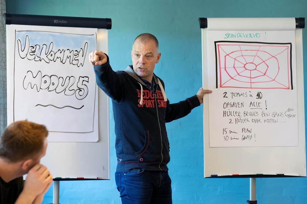 Uddannelsen er bygget op om praktiske løsninger. Der er masser af øvelser undervejs, der knytter sig til temaer det enkelte modul handler om, forklarer kursusudbyder Michael Jensen fra Inzpirator. Foto Alex Tran