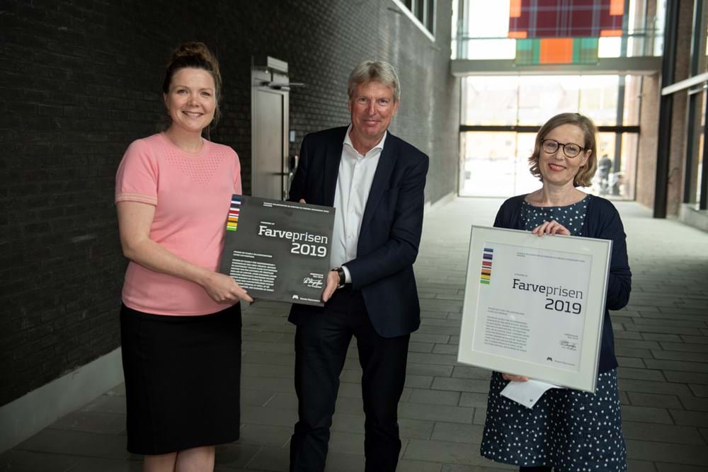 Billedkunstner Signe Guttormsen modtager sammen med Køges borgmester Marie Stærke Farveprisen 2019, som Danske Malermestres formand Per Vangekjær overrækker. Foto Søren Hytting.