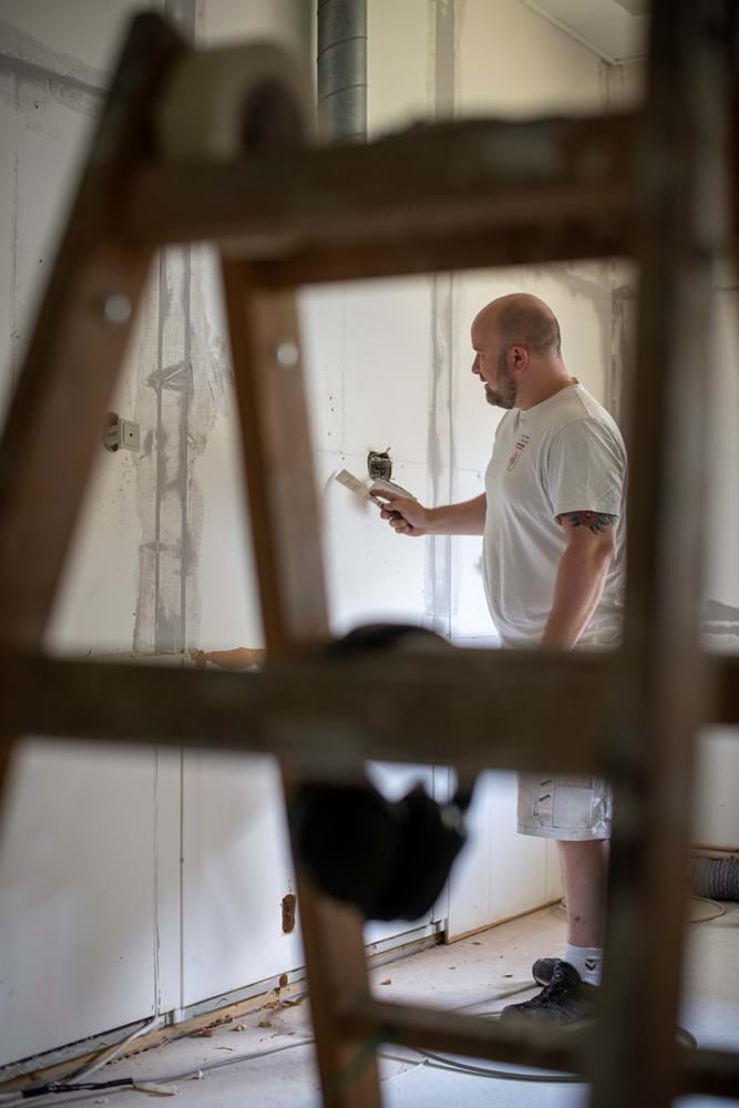 Den dag i dag har Kim Pelby stadig svært ved at forstå, hvordan der kom stænk på det nyhøvlede gulv, eftersom det var korrekt dækket af. Og både mester og svende har lært af episoden.