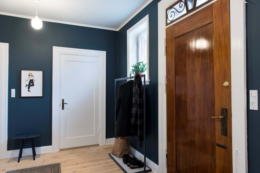 Den petroleumsblå forstue i huset i Aalborgforstaden, Hasseris. Foto: Michael Bo Rasmussen/Baghuset