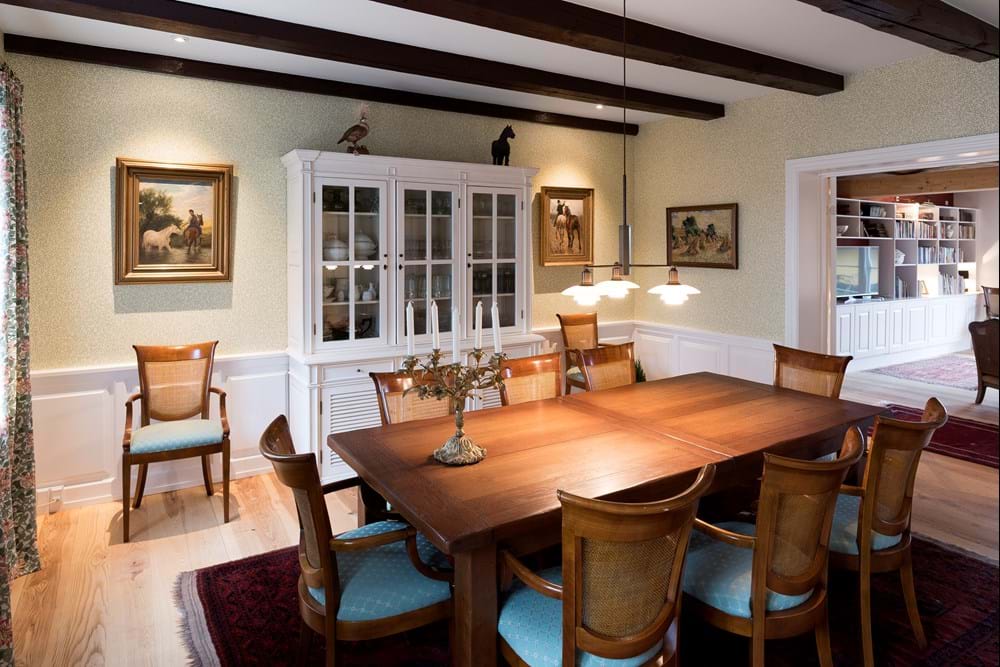 Spisestuen i den tidligere hestestald er tapetseret med tapeter fra William Morrison, produceret af Sanderson. Foto: Søren Hytting