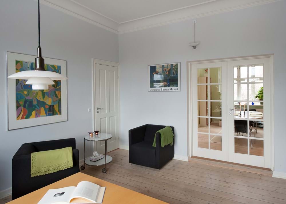 Lidt, men godt. I en lejlighed i Odense var der blot brugt to farver – en blå og en grøn – men de var valgt med omhu og blev præmieret med Prisen for godt Malearbejde. Foto: Alex Tran.