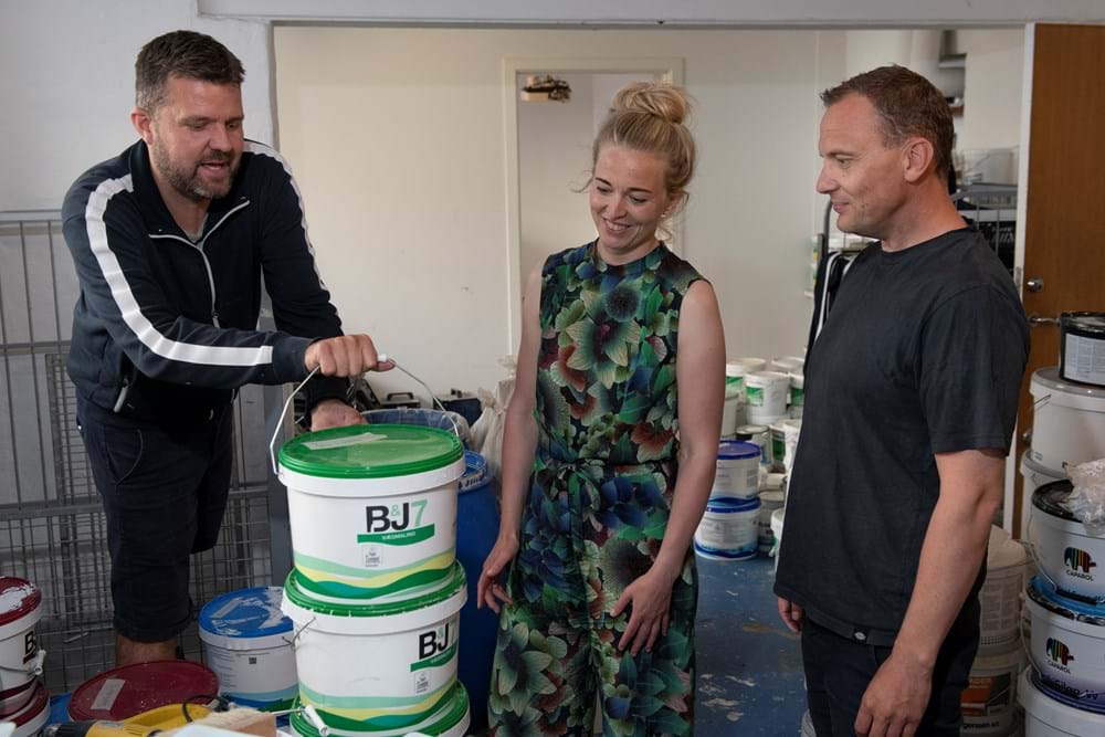 Selvom de to malermestre Heine Horsevad, tv, og Dennis Sommerlund, th, er meget bevidste om at bruge miljømærket maling, så fortæller rådgiver i FN's verdensmål, Mette Svendgaard, at man som virksomhed kan gå længere endnu med sine mål. For eksempel ved at stille krav til emballagen.