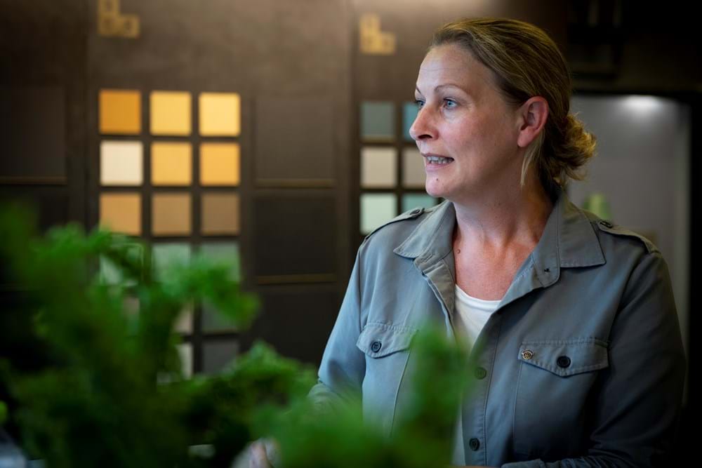 Inge Sommer føler sig heldig, når medarbejderne laver projekter med microcementen hjemme i deres fritid. De tester farver og blandinger med metaller af. Det er guld værd for forretningen med engagerede medarbejdere. Foto Søren Hytting.