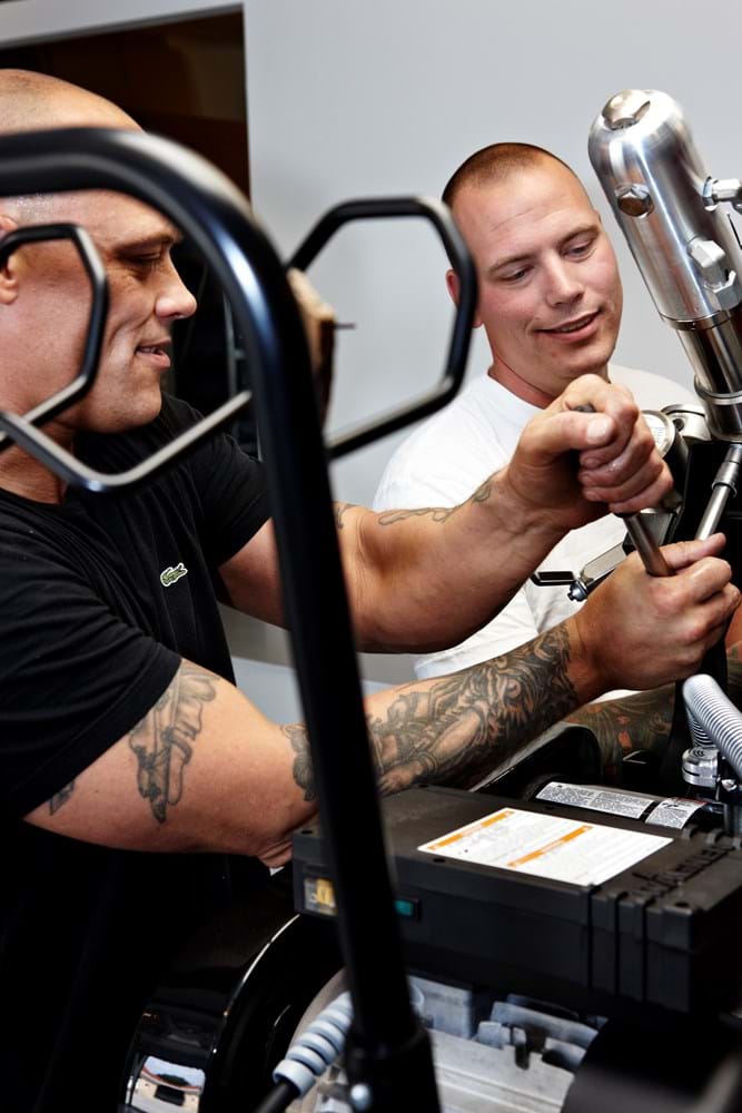 Her gør Lasse Svendsen Svarrer, i baggrunden, og hans storebror, Henrik, et Wagner sprøjtespartelanlæg klar til montering i en container. Kunderne leaser en container fra 3.800 kroner om måneden. Det svarer til, at den kun koster 24 kroner i timen, hvis man fordeler prisen ud på en fuldtidsansats arbejdstimer. Foto Kirsten Bille.