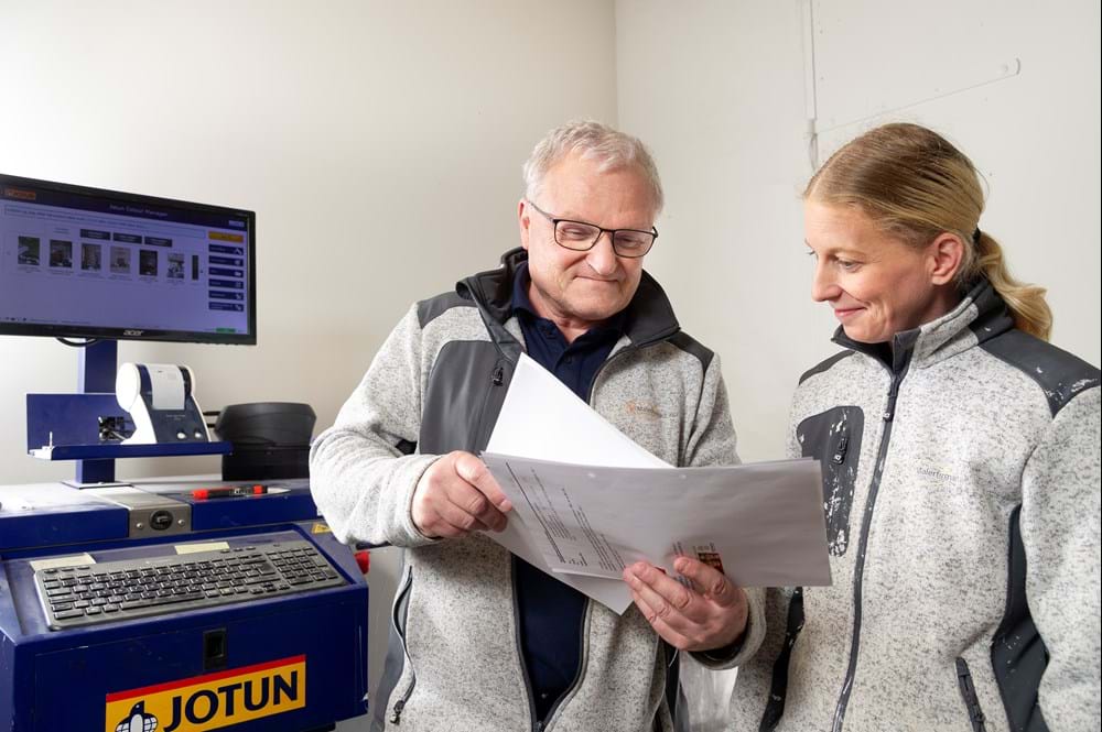 Koordinator John Schmidt har ansvaret for at planlægge arbejdet for Stine Winberg Rytter, der er døv. Hun har været i virksomheden i fire måneder og skal i lære. Foto Alex Tran