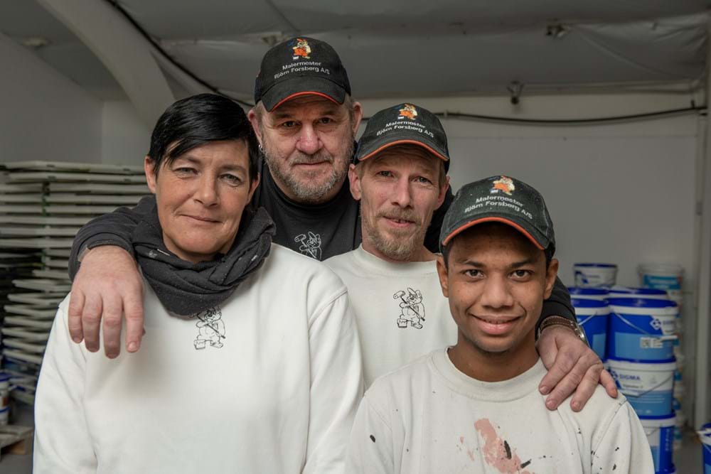 Selvom man ikke kan redde hele verden, kan man godt gøre en forskel, mener Björn Forsberg. Fra venstre Annemette Lauridsen, der er på vej i voksenlære, Björn Forsberg, Bjarne Perlt som er lagermedarbejder og Khalid Issa, der startede som arbejdsdreng i 7 måneder, men nu er lærling i virksomheden. Foto Søren Hytting