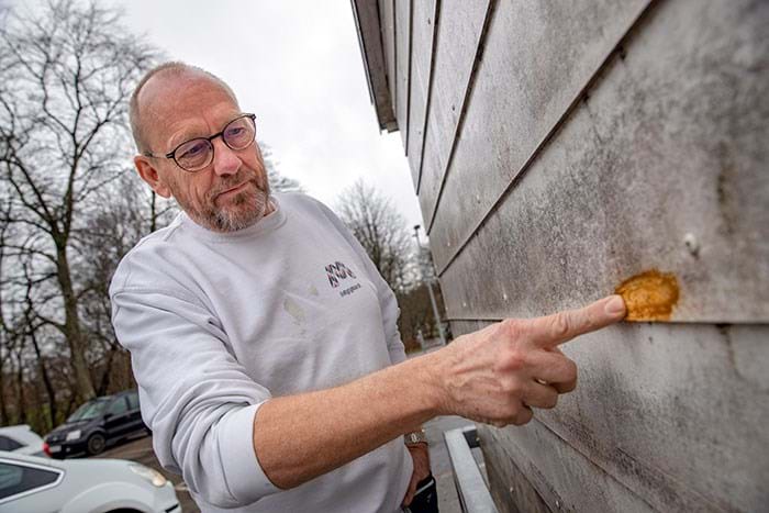 Der er et stort efterslæb på det udendørs arbejde, og kunderne begynder at blive bekymret for, hvornår maleren kommer, konstaterer Jørgen Larsen.