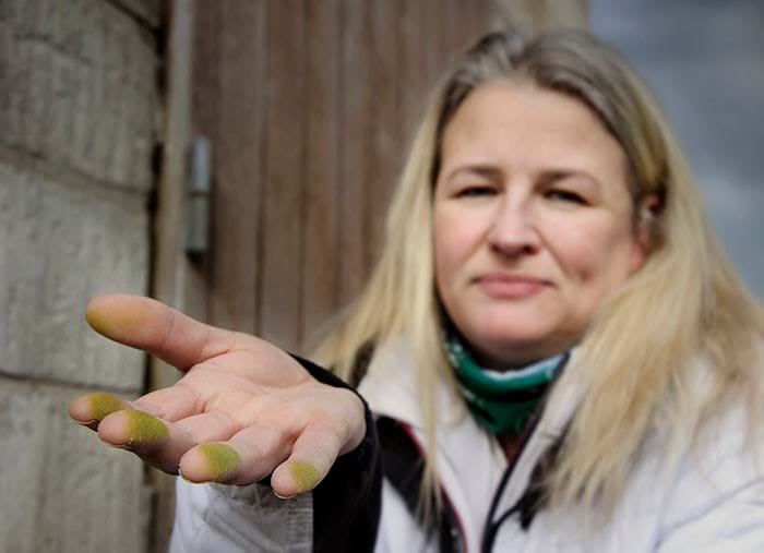 Der skal en god måneds sol og lav luftfugtighed til, før Lisbeth Nedergaard Rasmussen tør begynde at sende svende på udendørs arbejde.