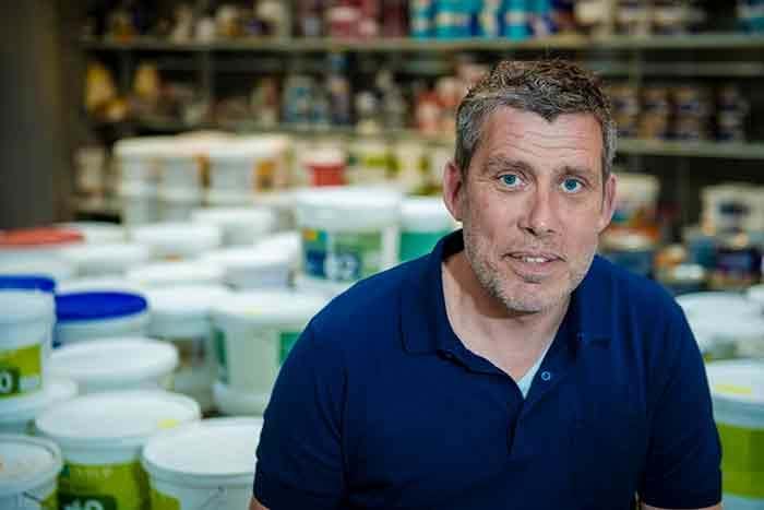 Malermester Ole Jensen, 10Kanten i Hillerød, var parat til at afskedige en lang række medarbejdere. Men Hillerød Kommune var hurtig med nye opgaver. Foto Søren Hytting