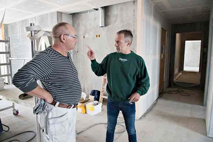 Malermester Morten Gadegaard (til højre) fra Aalborg, har lynende travlt. Og indtrykket er, at det gør sig gældende over en bred kam. Foto Lars Horn/Baghuset