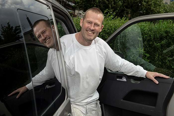 Nikolaj Moll siger selv, at han ikke kan finde ud af at være en "hård" chef overfor medarbejderne. Det faktum er han sikker på tidligere har kostet på indtjeningen.
