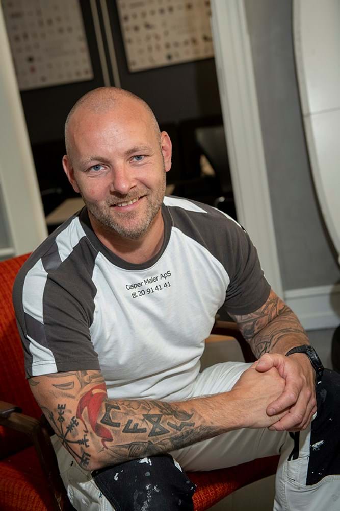 Selvom man skal kunne hygge sig, er der en grænse. Af samme grund lader Casper Sonquist ikke firmafesterne udvikle sig. Firmaet betaler middagen - resten er for egen regning. For som det hedder: Når alkoholen går ind, går forstanden ud.