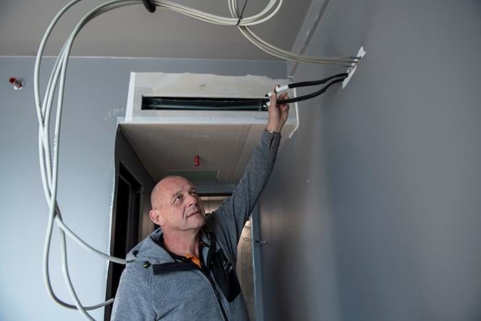 Mangelgennemgangen med bygherrer er den værste, mener Bo Bjerregaard, Malerfirmaet 2B A/S. Selvom han går arbejdet igennem minutiøst inden aflevering, bliver han efterfølgende præsenteret for helt urimelige mangellister. Byggeledelsen slår knuder på sig selv for at finde fejl og mangler. Foto Søren Hytting