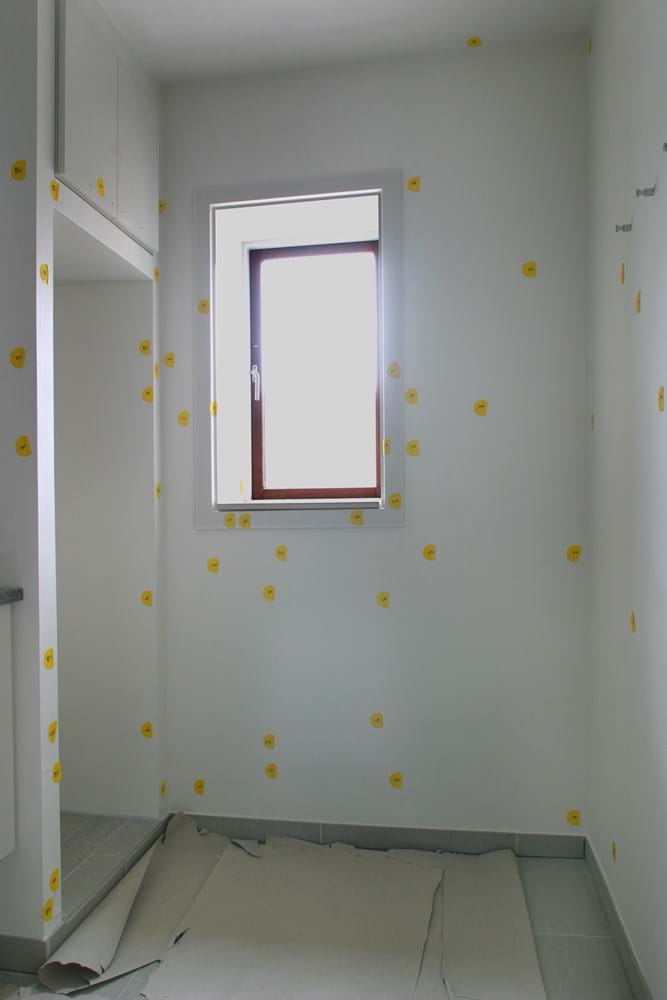 Danske Malermestres Faglig tekniske afdeling har mange sager, hvor mangelgennemgangen sker med en overdreven nidkærhed. Her ses eksempel på "fnuller" i malingen.