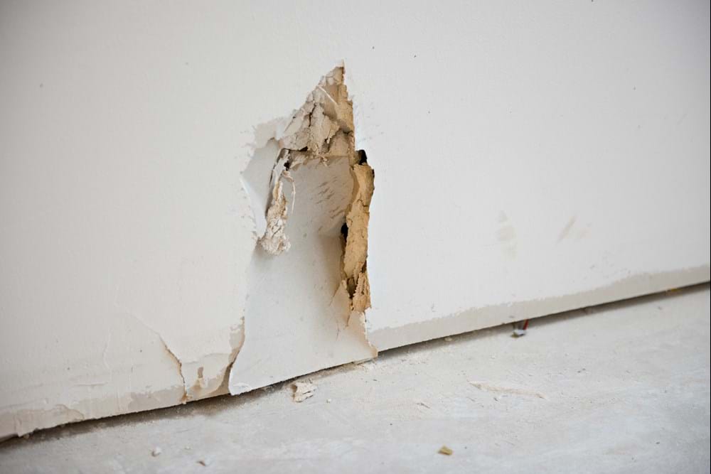 Malerens smertensbarn....efterreparation. Efter udbuds- eller tilbudsloven er det økonomien, prisen i dit tilbud, der oftest bliver vægtet højst. Og dit tilbud er ikke konditionsmæssigt, hvis det indeholder forbehold - herunder Danske Malermestres faglige forudsætninger, som sætter loft over dine udgifter til efterreparationer. Så det er ikke den vej, du skal gå, hvis du vil minimere dine omkostninger til efterreparationer.