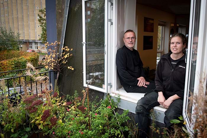 Daglig leder Balder Johansen og Bodil Signe Wedele afviser alle fordomme om, at kvinder ikke er stærke nok til håndværksfag. Dels er der en række hjælpemidler - og så er kvinder og mænd, der ikke er så store, mere bevidste om at passe på knæ og ryg i forhold til to meter høje og stærkere kolleger. Foto Søren Hytting.