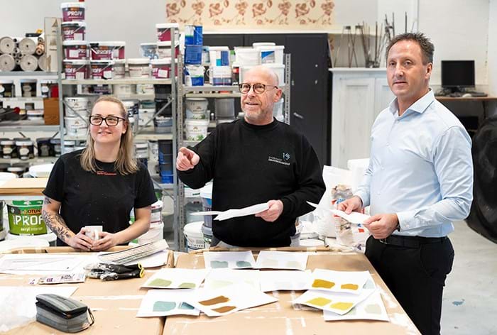 Afdelingsleder Michael Groth Kastrupsen fra Syddansk Erhvervsskole kigger på farveprøver med underviser Kjeld Terp Andersen og bygningsmalerelev Emma. Den nye diplomuddannelse på både Tradium og Syddansk Erhvervsskole starter i uge 8, hvis coronasituationen tillader det. Foto Alex Tran