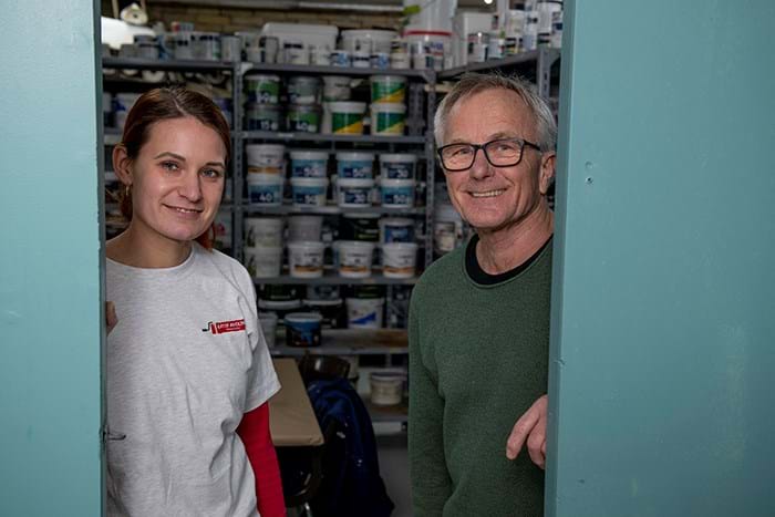 Det var allerede i sin læretid, at Katja Anskjær fik en idé om, at hun gerne ville være selvstændig malermester. Da hun blev malersvend talte hun og malermester Nels Pedersen seriøst om muligheden, da han vidste, at han ville på pension i 2015. Mange har efter ejerskiftet troet, at hun var hans datter. Foto Søren Hytting.