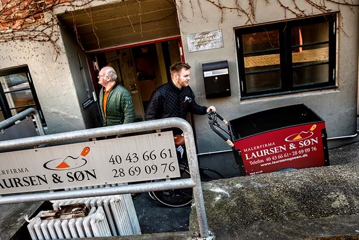 Hvad vej skal vi gå? Far og søn, Jørgen og Daniel Berg Laursen, har ikke fastlagt en strategi for generationsskiftet. Men de har kørt motocross siden Daniel var 10 år gammel, så de er vant til at arbejde tæt sammen ved stævner og konkurrencer. Foto Brian Rasmussen.