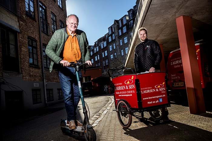 Malerfirmaet Laursen og Søn – med Jørgen Berg Laursen og sønnen Daniel Berg Laursen – har værksted i midtbyen i Aarhus i Grønnegade. Her er der også cykler og løbehjul, som er hurtige og smidige i bybilledet. De miljørigtige transportmidler er et af tegnene på generationsskiftet udover ny hjemmeside, en aktiv Facebookprofil og at byde ind på flere offentlige udbud. Foto Brian Rasmussen.