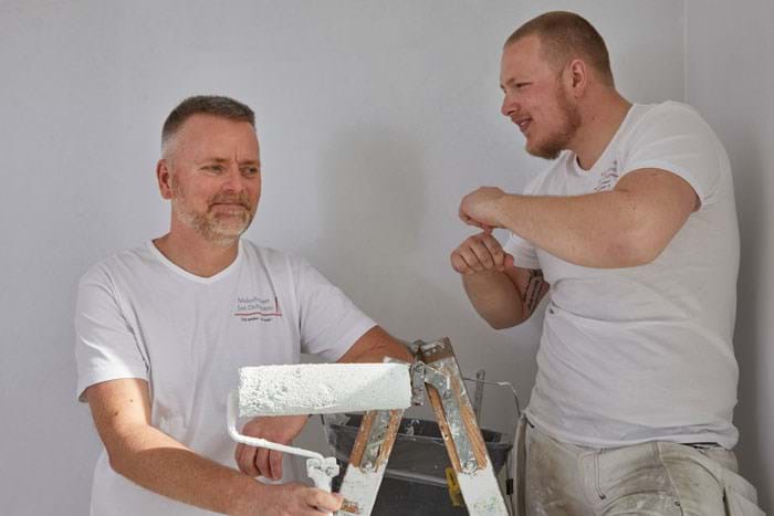 Malermester Jan Dohlmann, tv., mener, der skal satses på de unge. Sebastian Westh Regnarsson er voksenlærling og ved allerede, at han vil være selvstændig malermester. Foto Kirsten Bille.