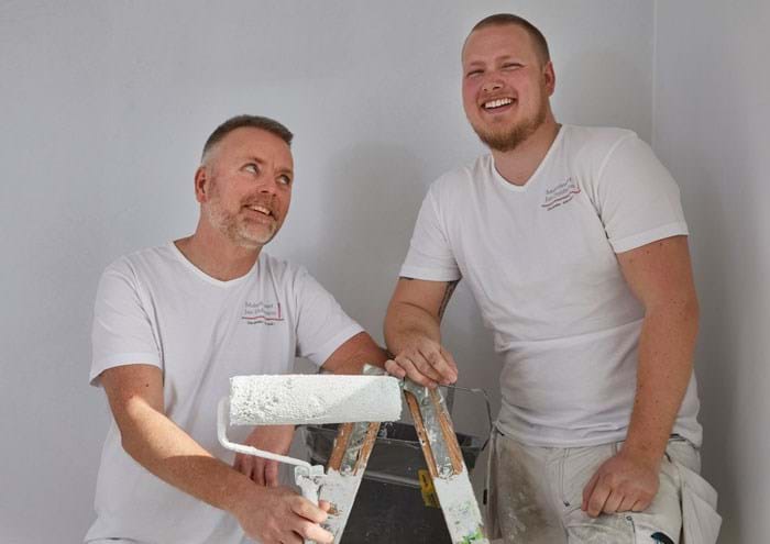 Noget af der mest værdifulde ved en lærling er, at man er med til at forme en kommende malersvend, siger Jan Dohlmann. Foto Kirsten Bille.