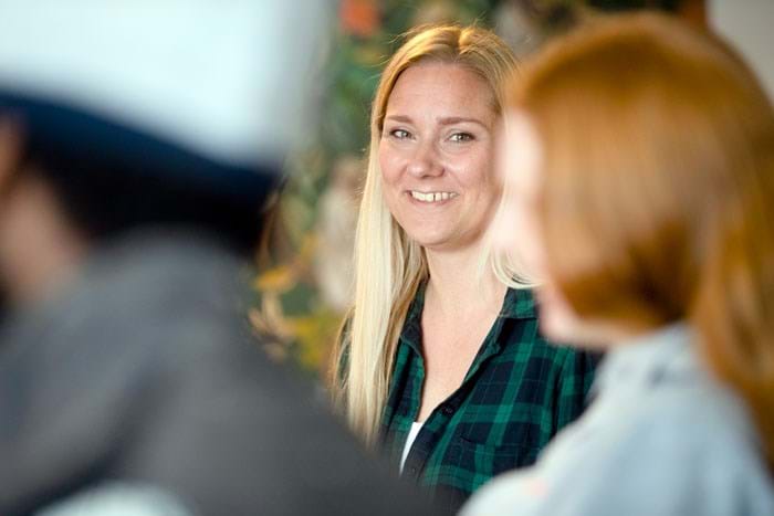 Pouline Bredahl er konduktør i MalerHuseT og lærlingeansvarlig. Her sammen med Natascha Bryld og Abdifatah Hassan. Foto Brian Rasmussen.