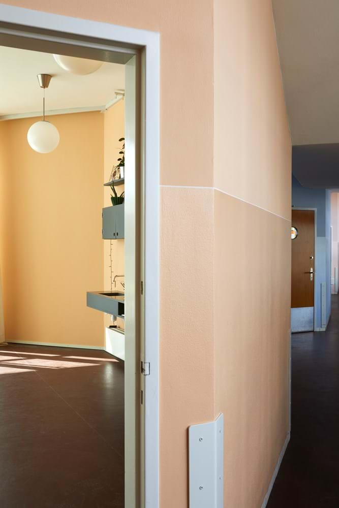 Friluftsskolens klasseværelser er kubeformerede og i forskellige farver. Ude på gangen giver det et smukt farveforløb. Foto Kirsten Bille