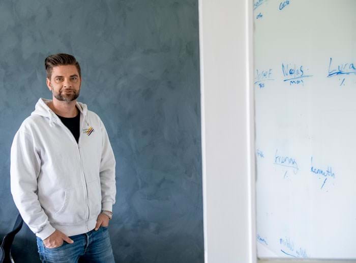 Malermester Samuel Julian Zachariae holder styr på svendenes styrker og ønsker og matcher det firmaets opgaver. Foto Søren Hytting