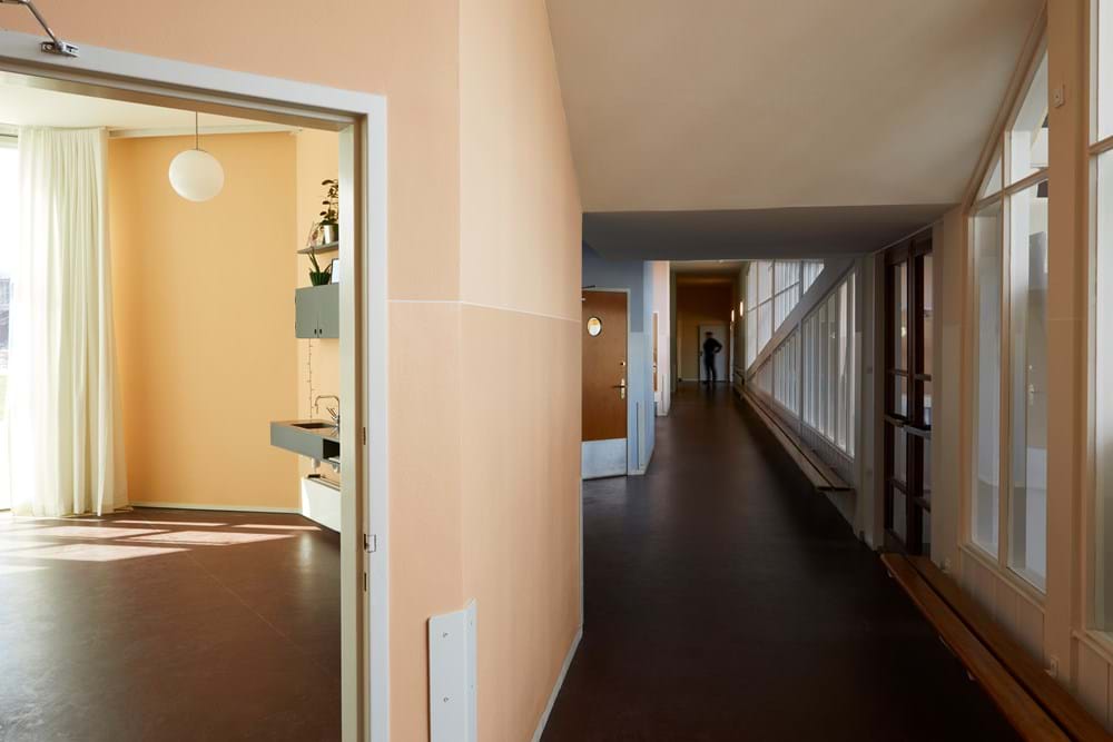 Friluftsskolens klasseværelser er kubeformerede og i forskellige farver. Ude på gangen giver det et smukt farveforløb. Foto Kirsten Bille.