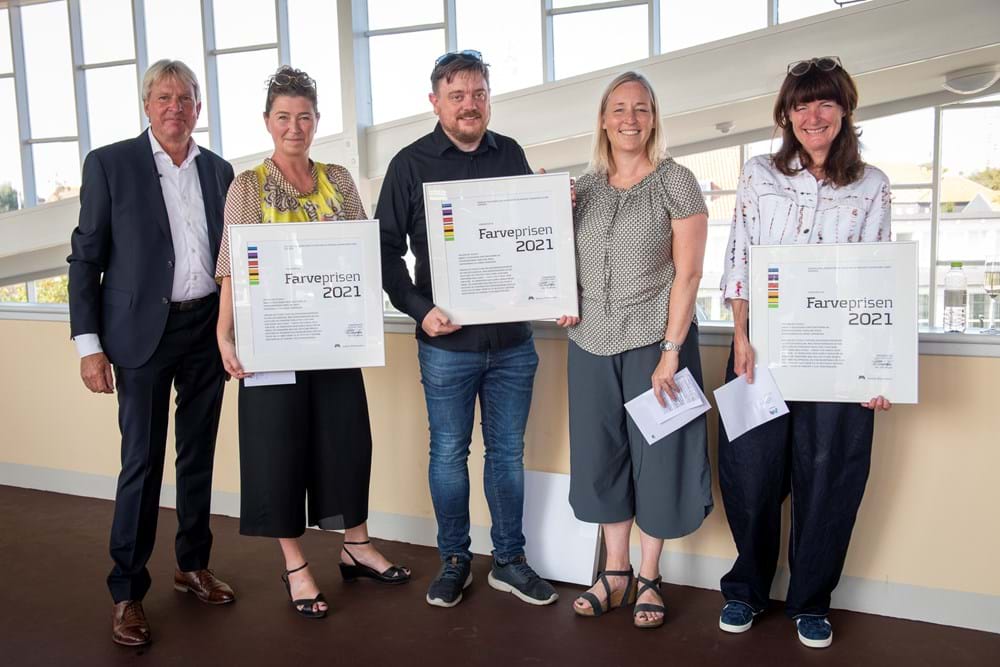 Vinder af Farveprisen 2021, farvearkæolog Anne Simonsen, arkitekterne Jacob Ingvartsen og Berit Thorup, farvegrafiker Caroline Krag og Danske Malermestres formand, Per Vangekjær yderst til venstre. Foto: Søren Hytting