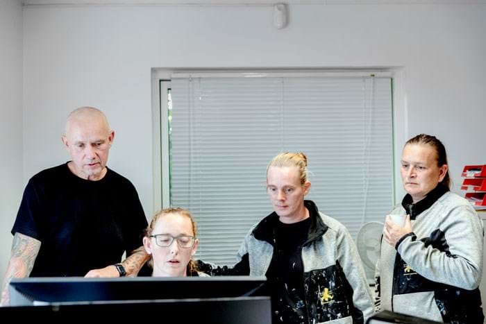 Malermester Steen Højager Jensens med malersvendene Katrine Mortensen, Heidi Møllegaard og Charlotte Jensen. De siger samstemmende, at der altid er støtte at hente, hvis de har det skidt. Foto Brian Rasmussen.