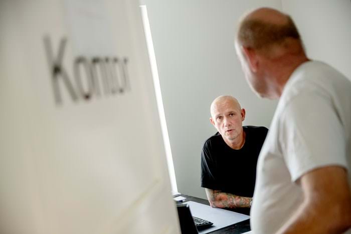 Døren står altid åben på kontoret. Og der er altid støtte at hente, hvis de en har det skidt. Og Steen Højager Jensen er ikke blev for at levere burgere fra MacDonalds på et arbejdssted eller kommer med rundstykker, når de arbejder i weekenden. Foto Brian Rasmussen.