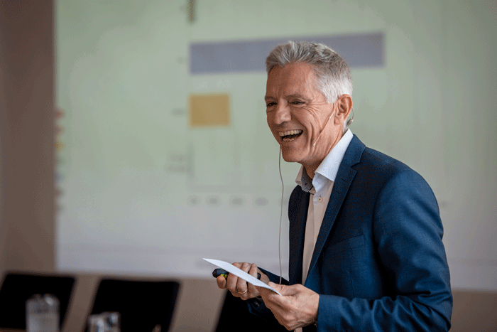 Direktør Ole Draborg er allerede i gang med den store lommeregner for at på forskellige modeller for at skrue et kontingent sammen i Danske Malermestre. Foto Søren Hytting.