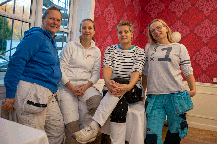 Vi er gode til at støtte hinanden i lauget, mener malermester Maj Juul Højte Skov, yderst th. Fra venstre i blå trøje, malermestrene Mette Snedker Thomsen, Lene Fardrup og Eva Juul Jensen. Foto Søren Hytting.