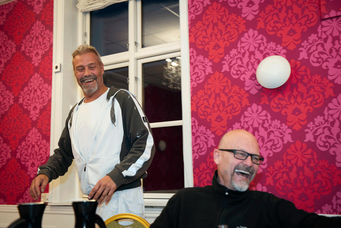 Det er tydeligt, at medlemmerne i Roskilde Malerlaug kender hinanden godt og har det sjovt. Det giver malermester Kim Christensen i sort trøje også udtryk for. Foto Søren Hytting.