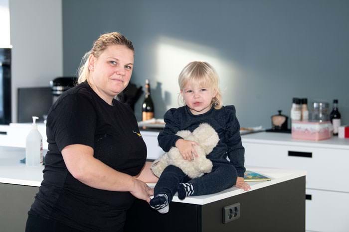 Stine Kaad holdt 75 procent barsel, så hun kunne arbejde de øvrige 25 procent. Foto Lars Horn.